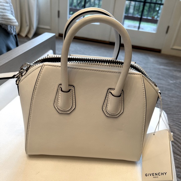 NWT and dust bag Givenchy Signature Antigona Leather bag in white - Picture 5 of 6